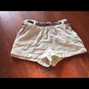 🔥khaki shorts w/ belt